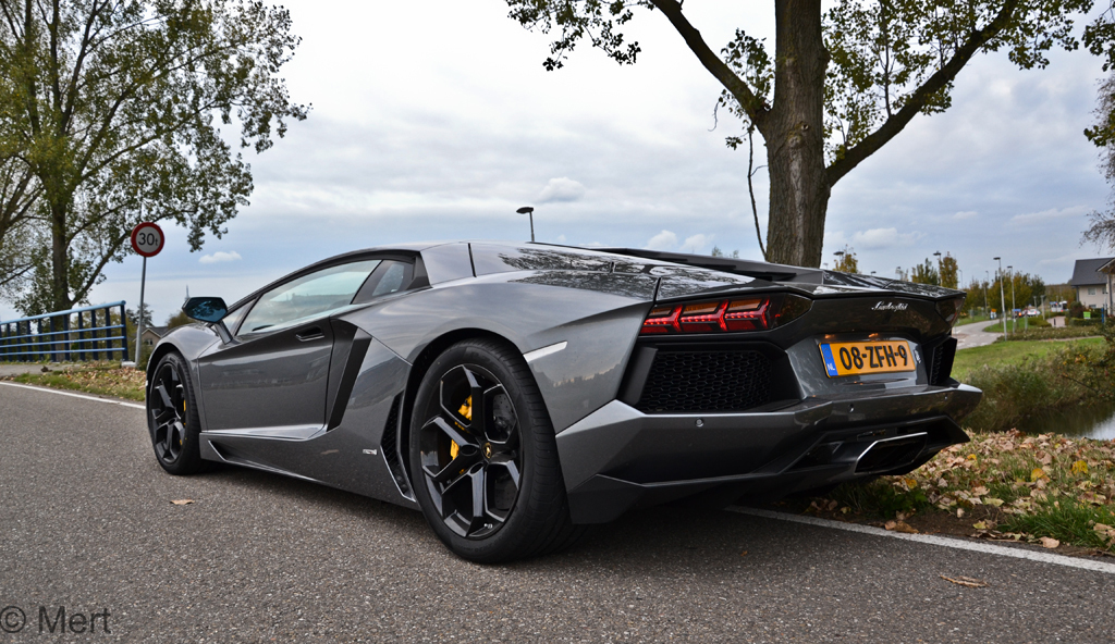 709429643LAMBORGHINIAVENTADORESQUIROU.jpg