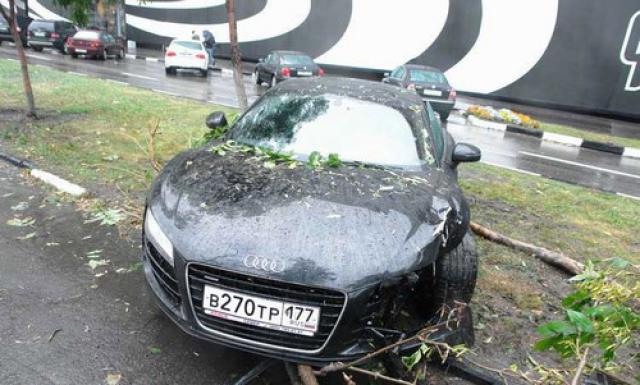 716204mini_audi_r8_crash.jpg