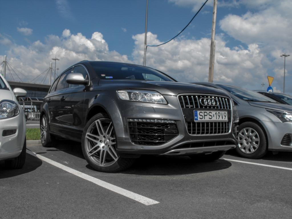 7188292137AUDIQ7V12.jpg