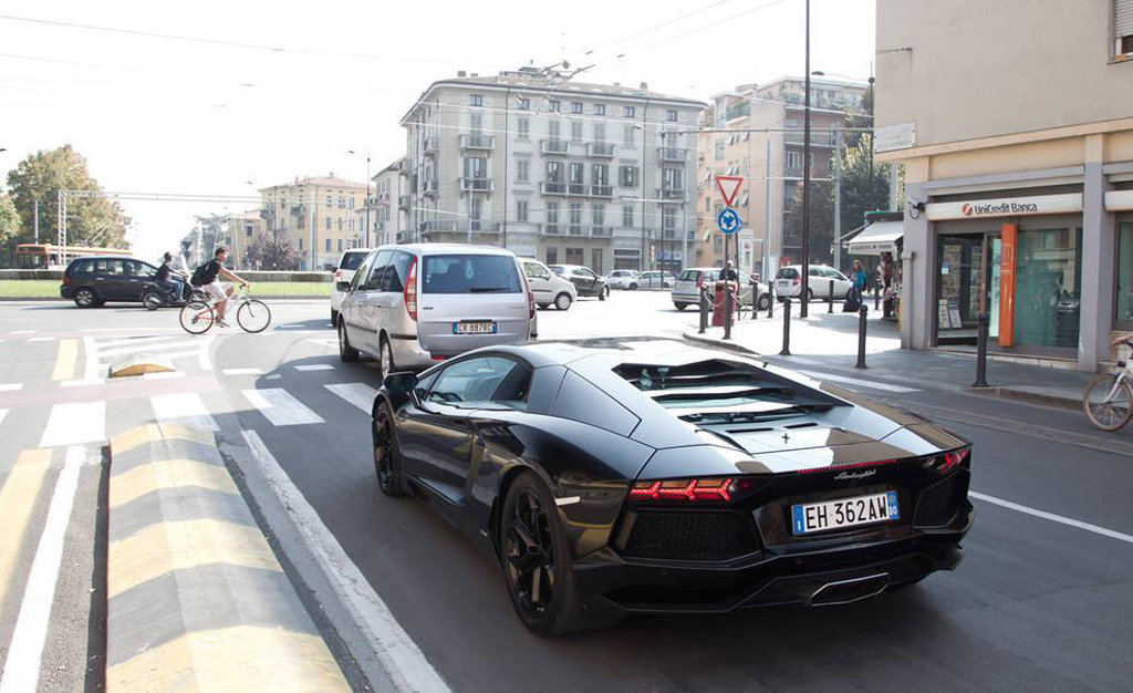 719079157LAMBORGHINIAVENTADORESQUIROU.jpg