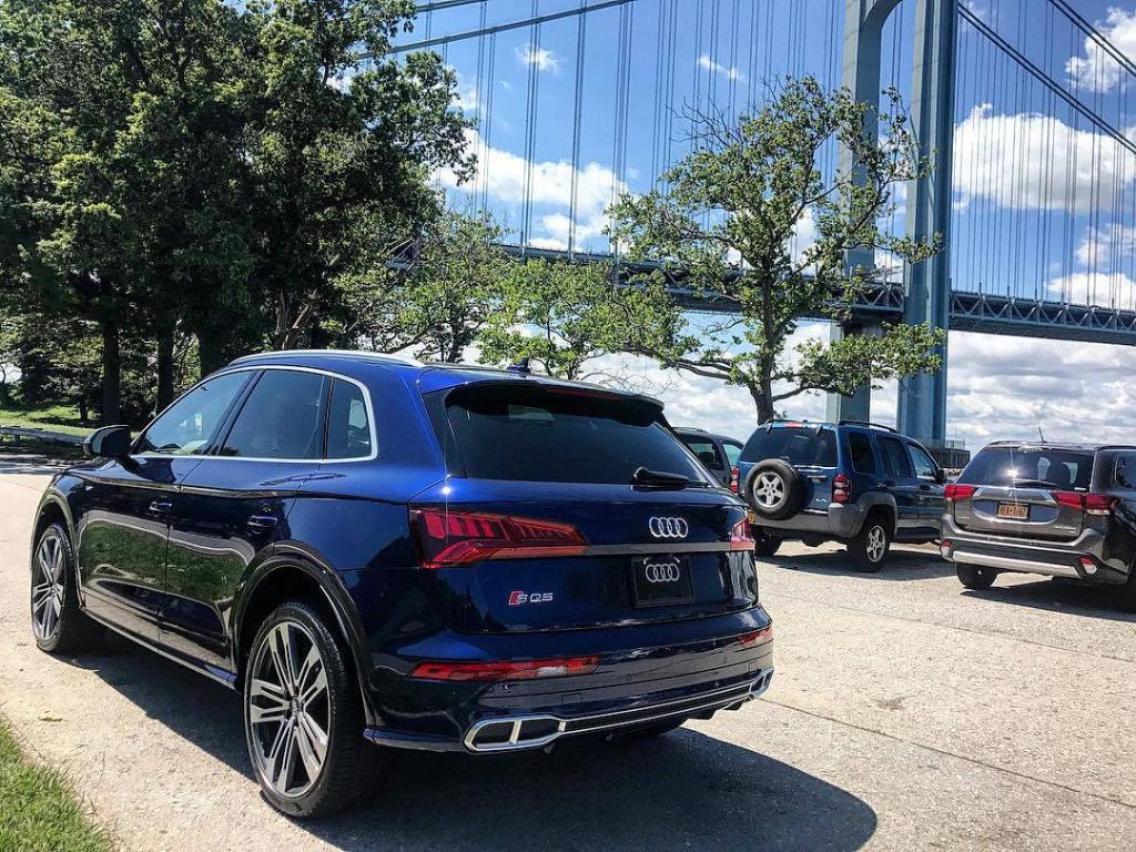725133AUDISQ5B90227.jpg