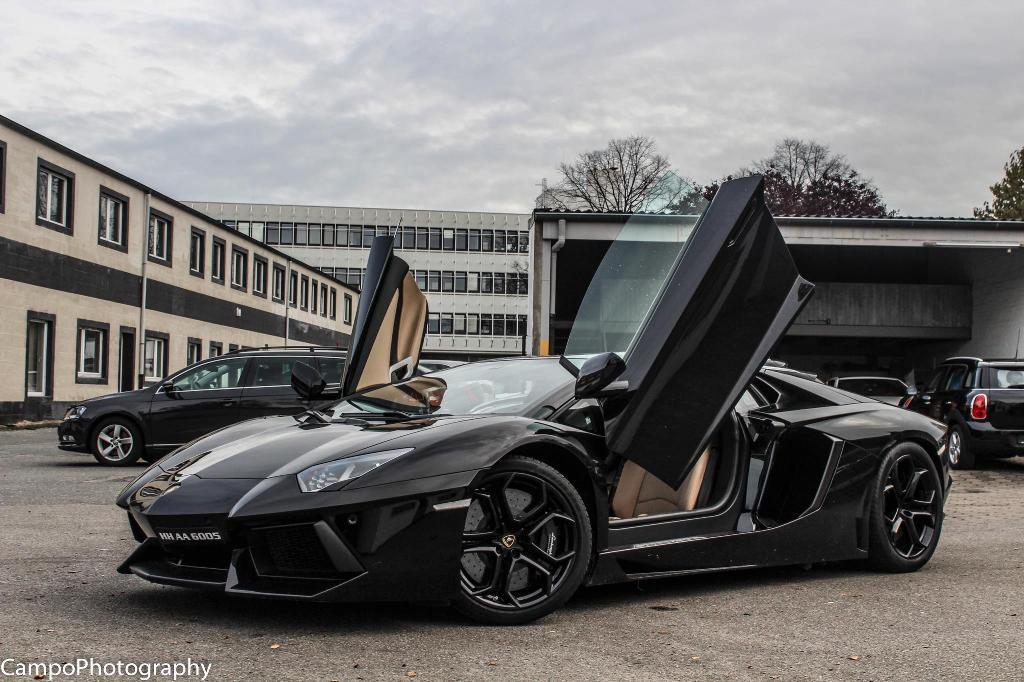 729999676LAMBORGHINIAVENTADOR.jpg