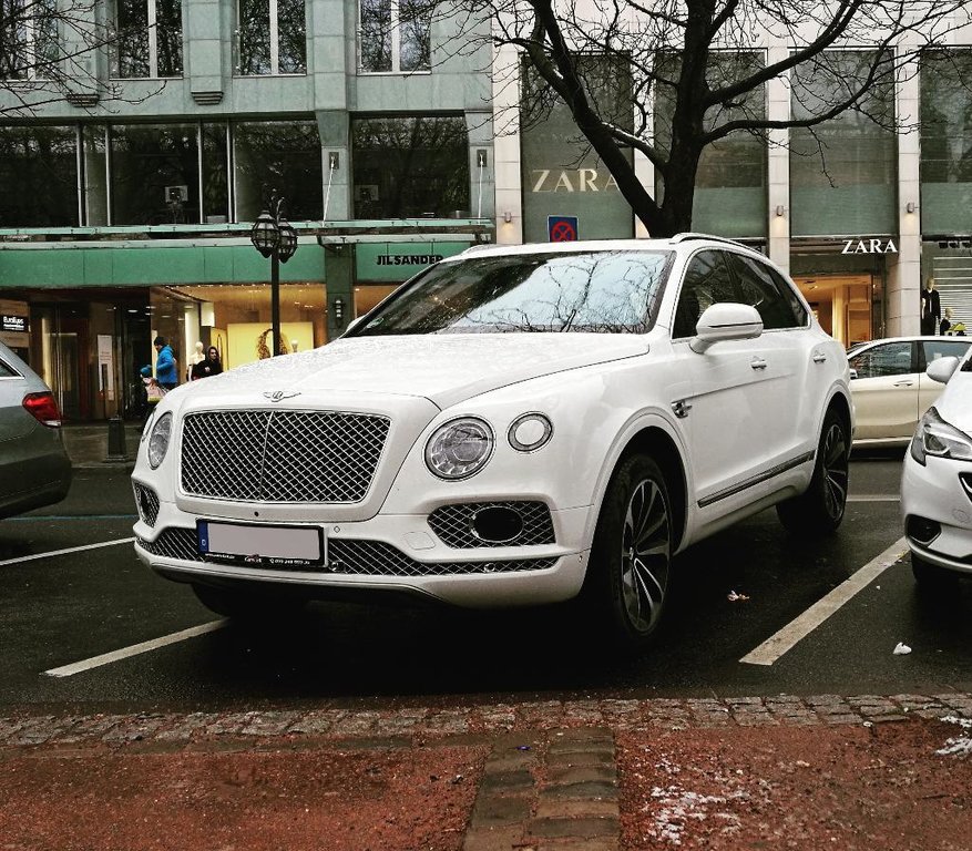 737004BENTAYGA0419.jpg