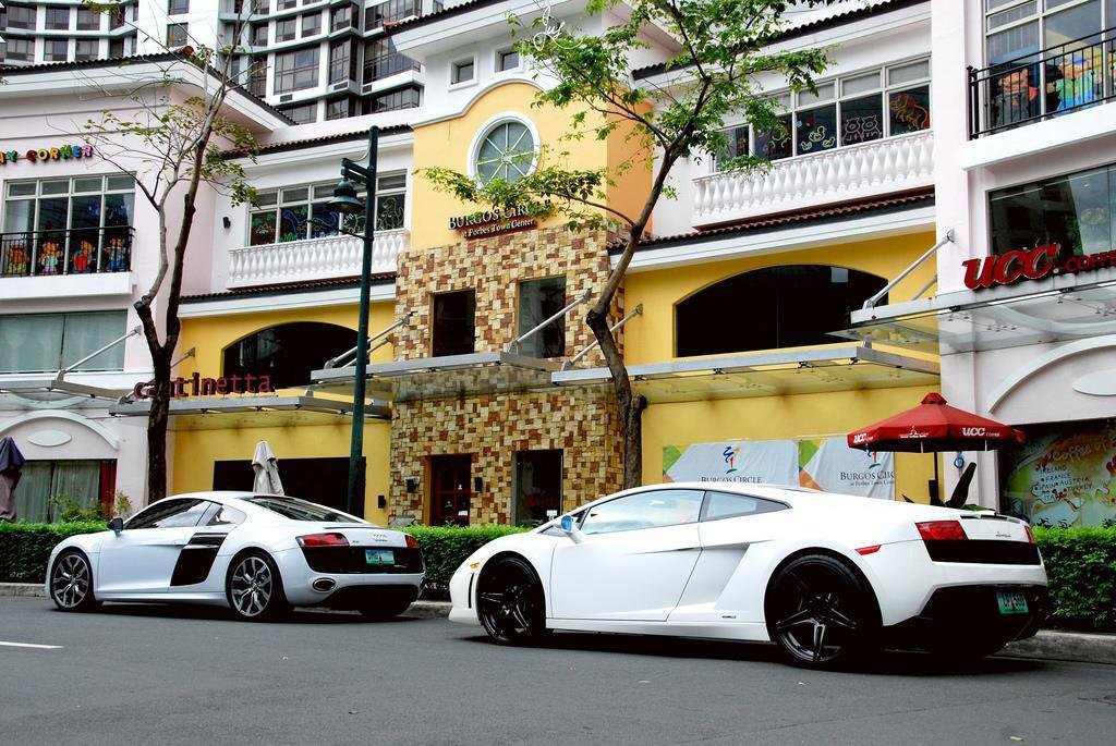 7426441837AUDIR8V10.jpg