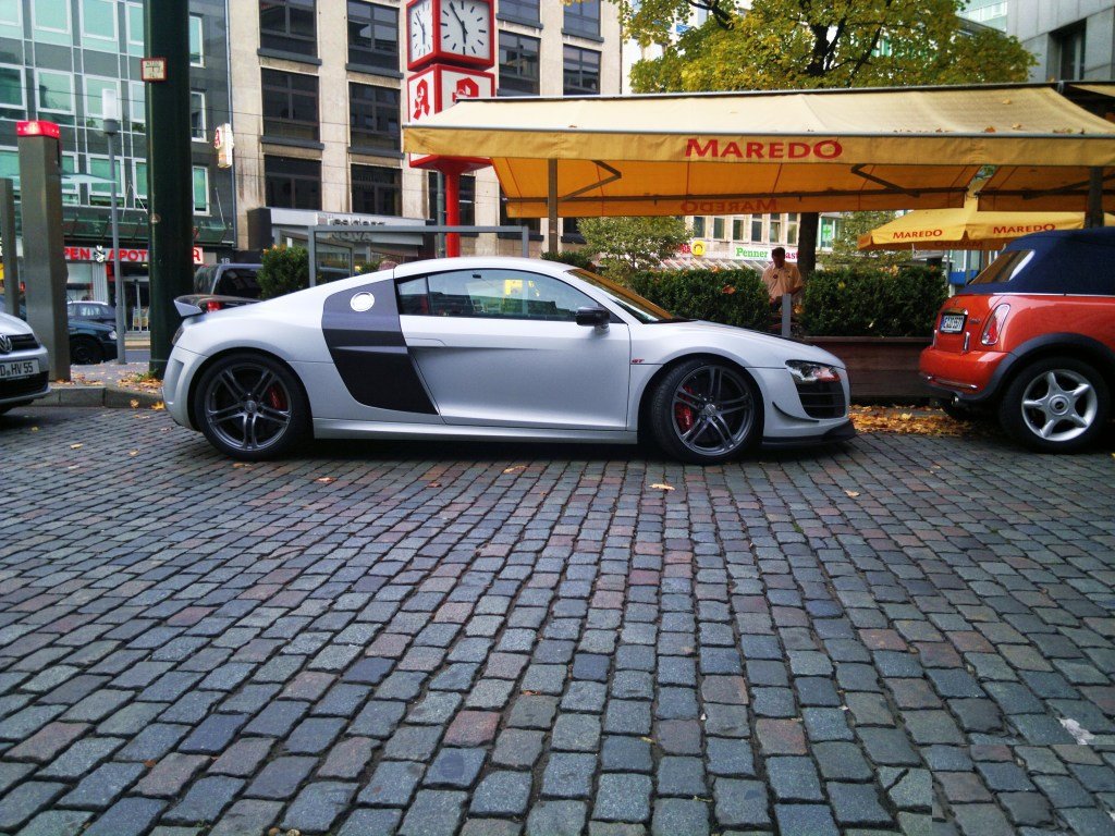 745024R8GT726.jpg