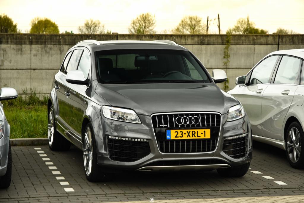 7461592195AUDIQ7V12.jpg