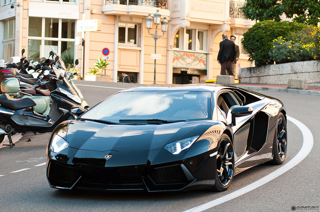 747070301LAMBORGHINIAVENTADORESQUIROU.jpg