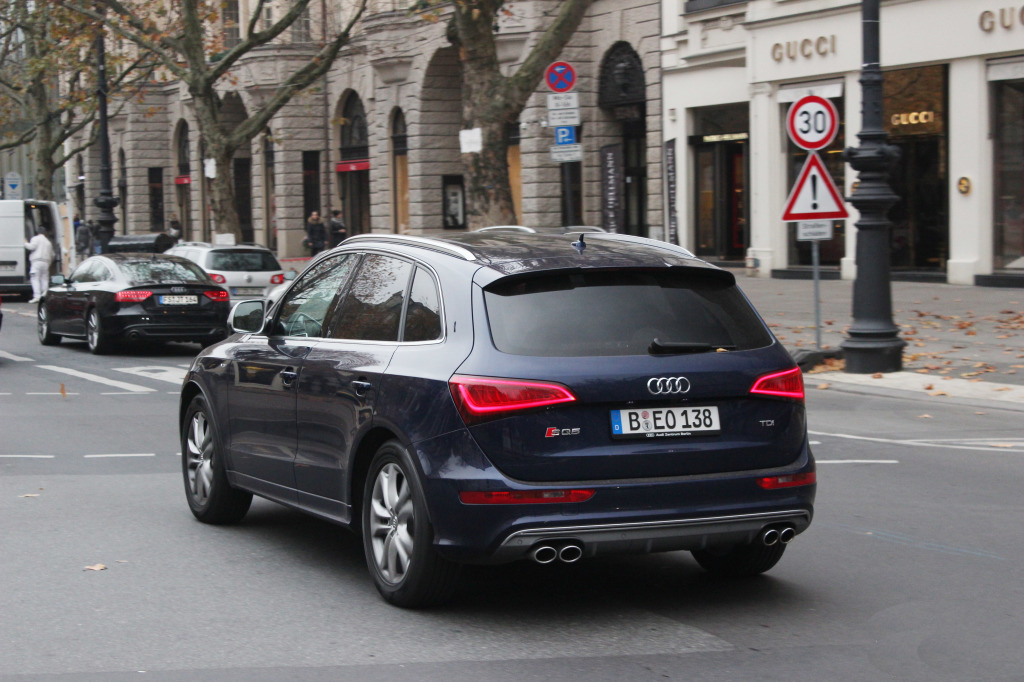 748045AUDISQ51403.jpg
