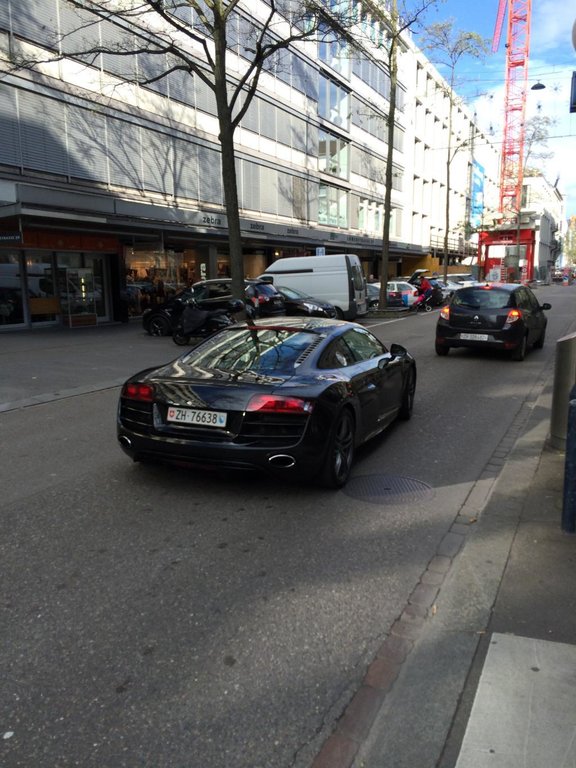 7535891805AUDIR8V10.jpg