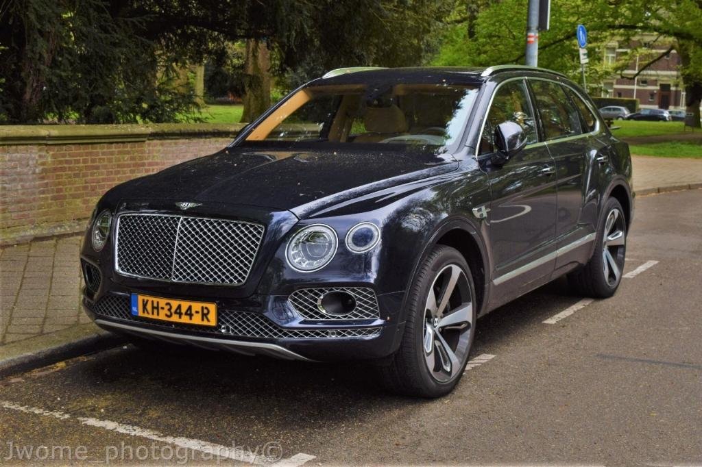 767895BENTAYGA0492.jpg