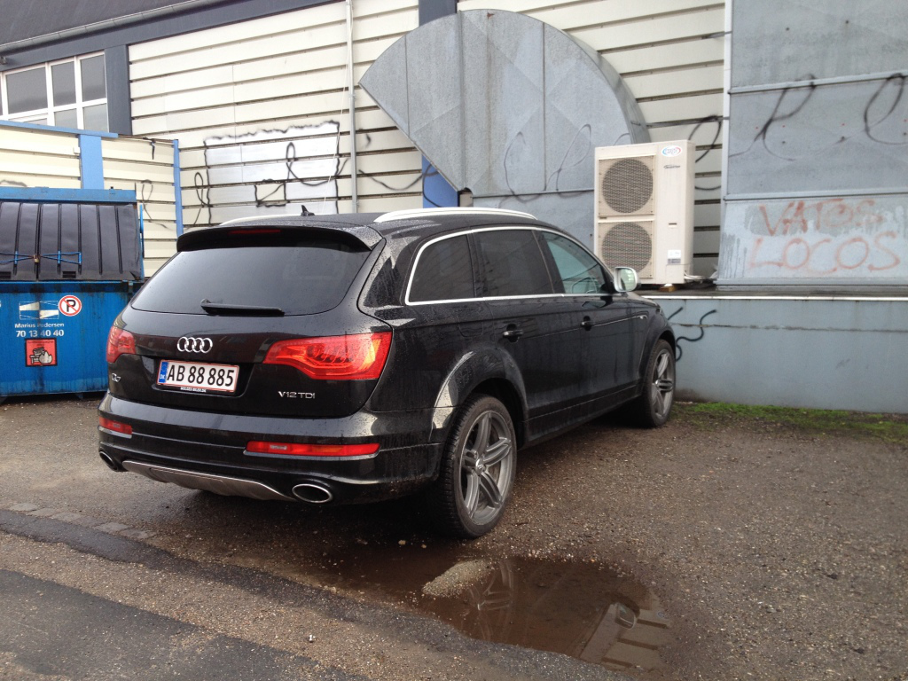 777586979Q7V12.jpg