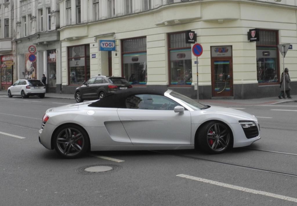7783543643AUDIR8V10.jpg