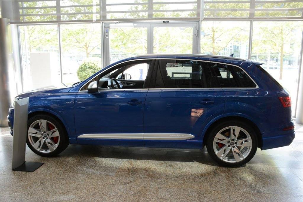 778384AUDISQ70205.jpg