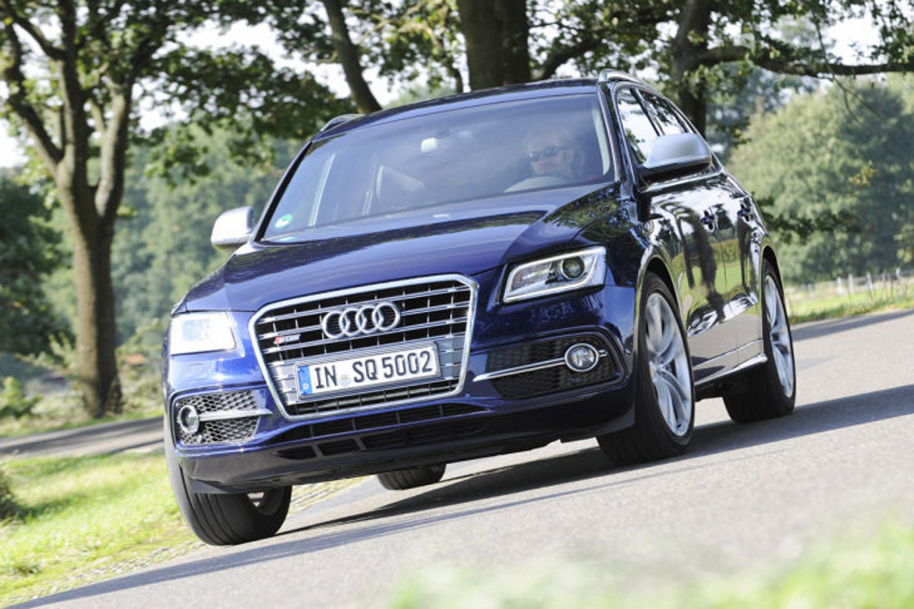 782137AUDISQ5052.jpg