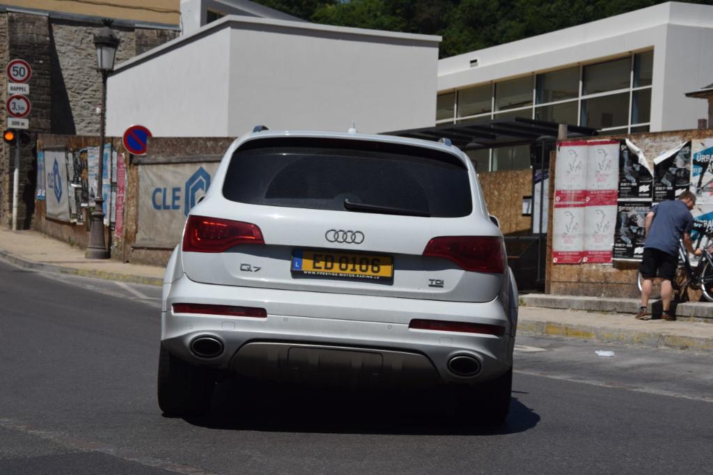 7886582214AUDIQ7V12.jpg