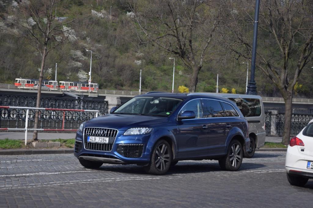 7928102170AUDIQ7V12.jpg