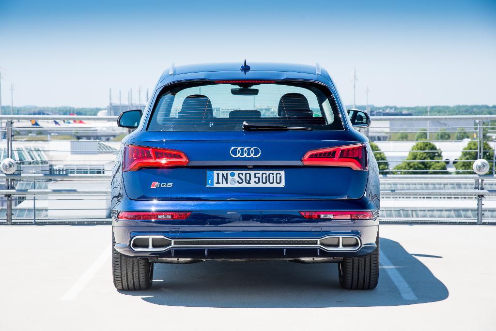799423AUDISQ5B90160.jpg