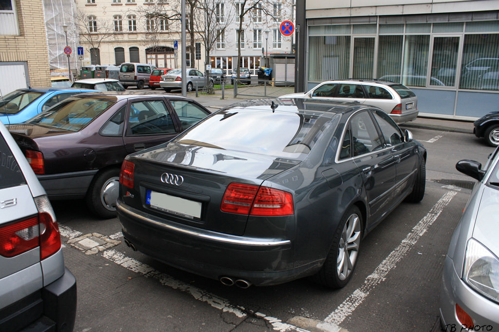 811390390S8ESQUIROU.jpg