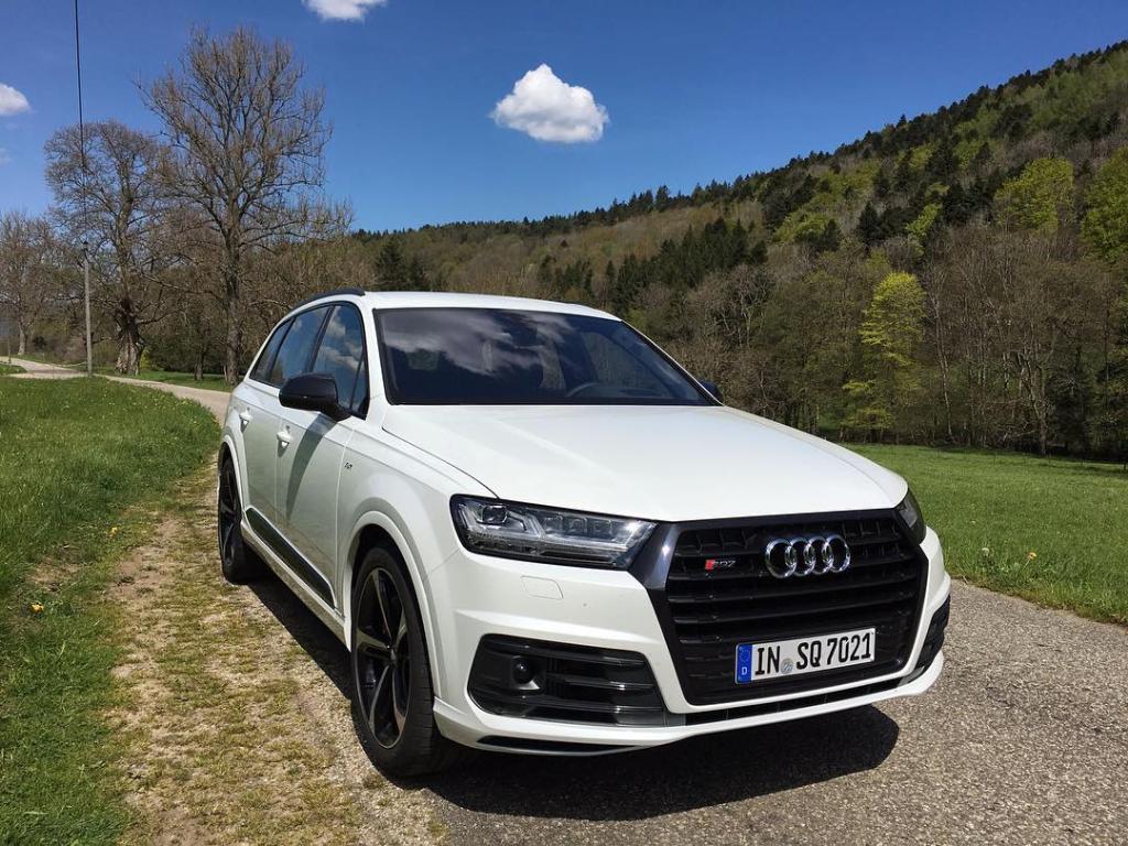 812077AUDISQ70452.jpg