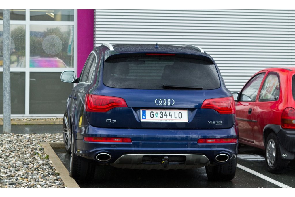 814318498Q7V12.jpg