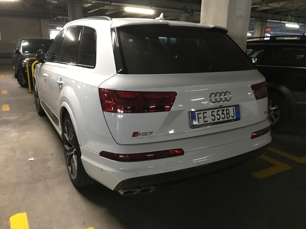 816230AUDISQ70524.jpg
