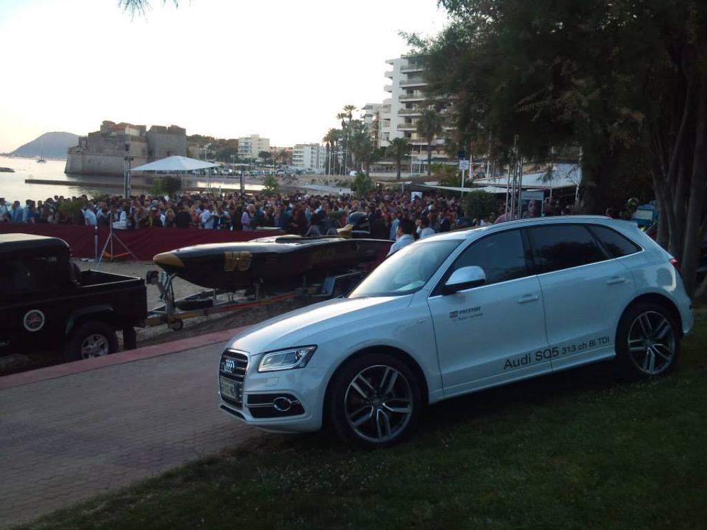 833418AUDISQ5573.jpg