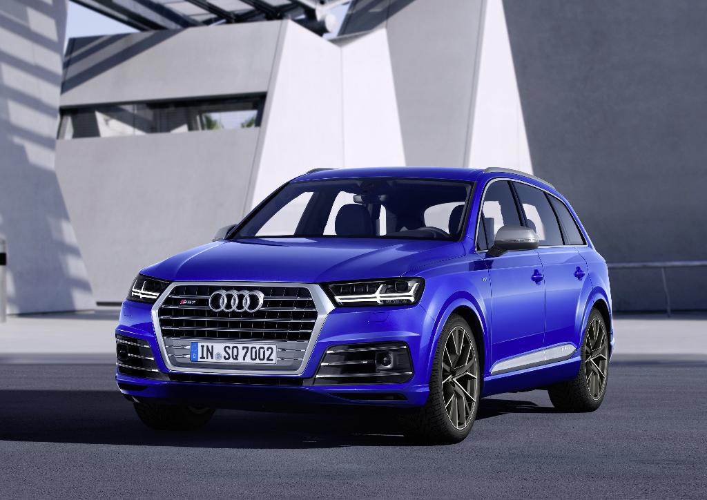 838457AUDISQ70012.jpg
