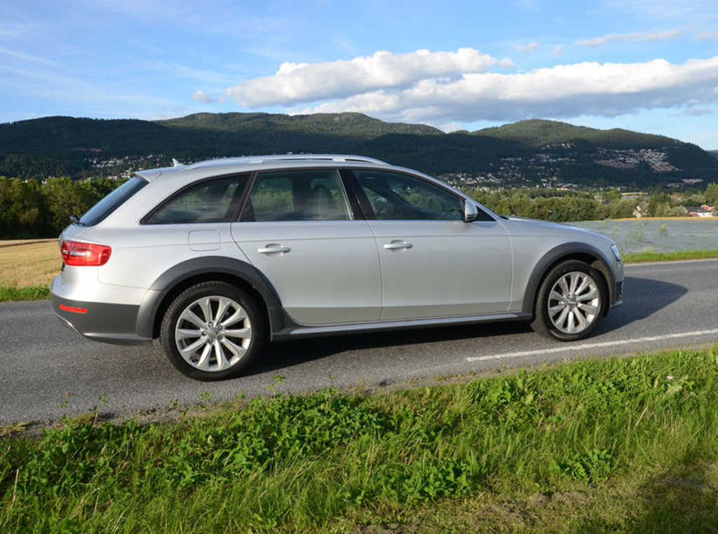 843639828AUDIA4ALLROAD.jpg