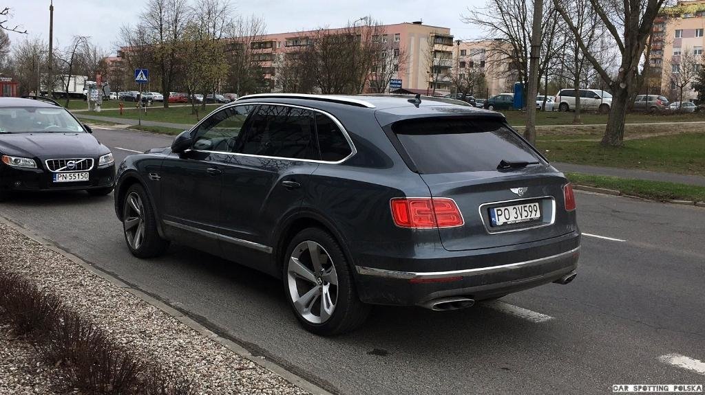 854752BENTAYGA0435.jpg