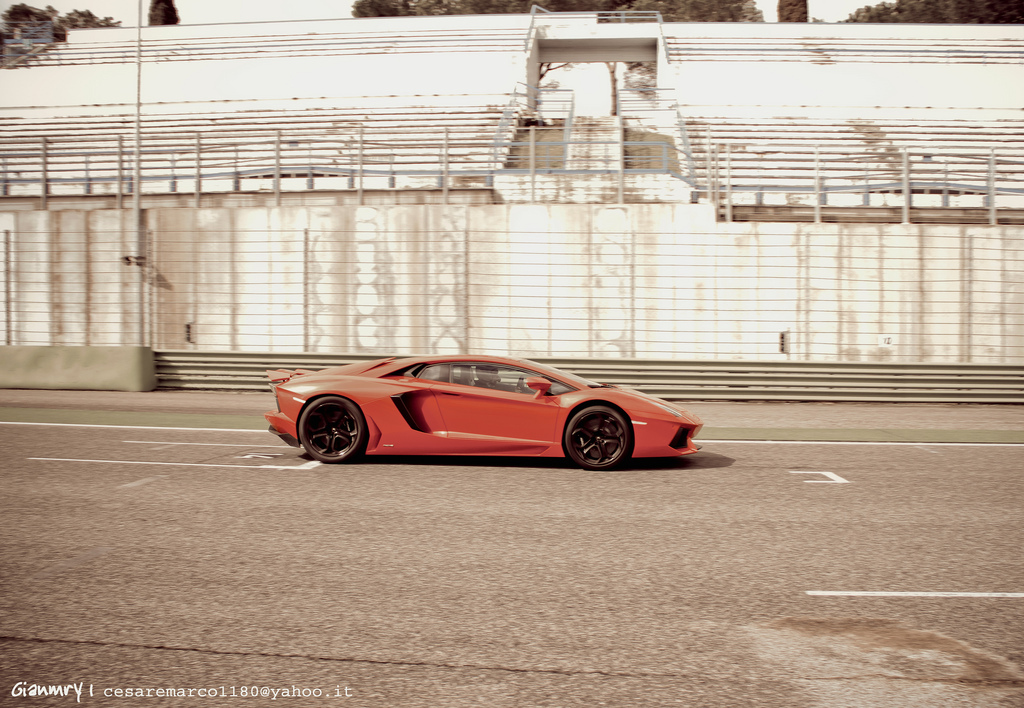 858305042LAMBORGHINIAVENTADORESQUIROU.jpg