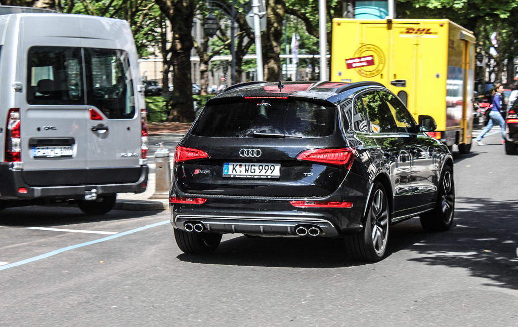 868554AUDISQ5625.jpg