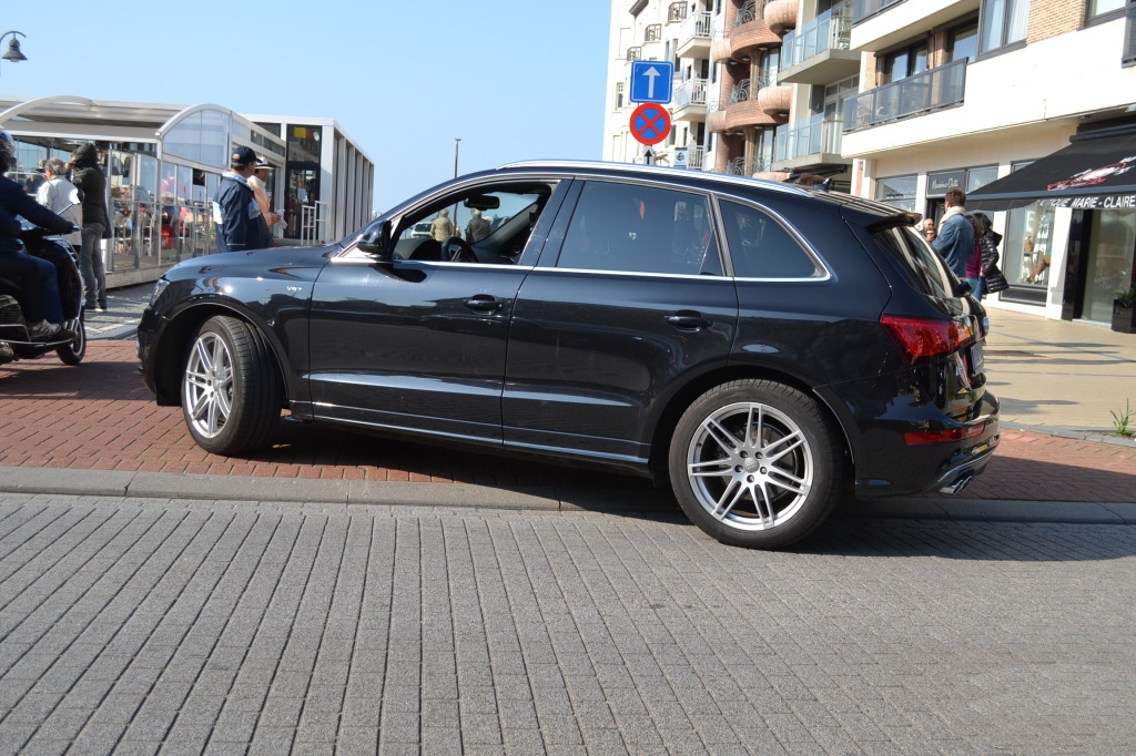 871218AUDISQ51106.jpg