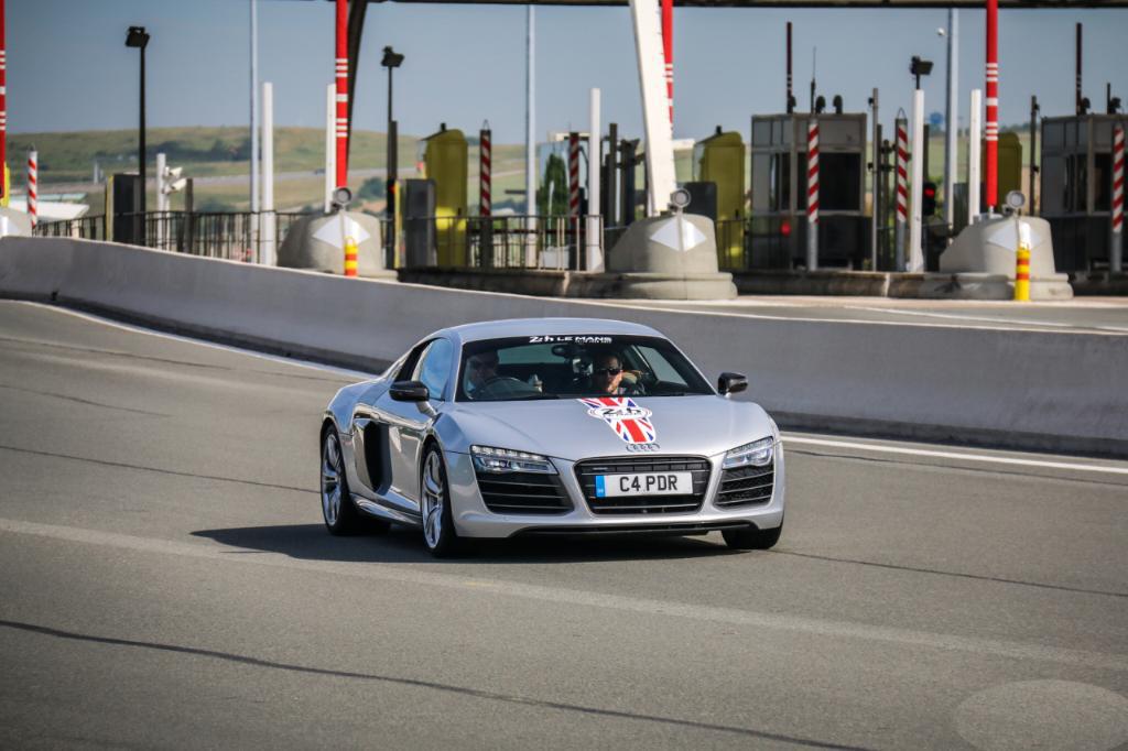 8793853879AUDIR8V10.jpg