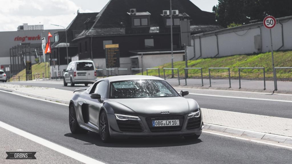 8854093865AUDIR8V10.jpg