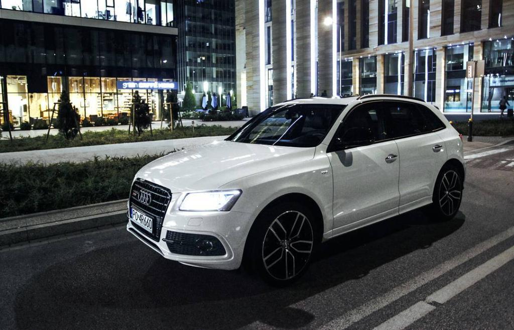 885593AUDISQ52227.jpg