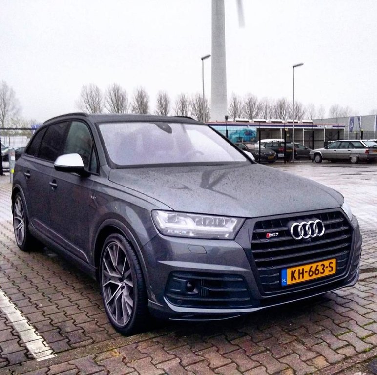 889380AUDISQ70396.jpg