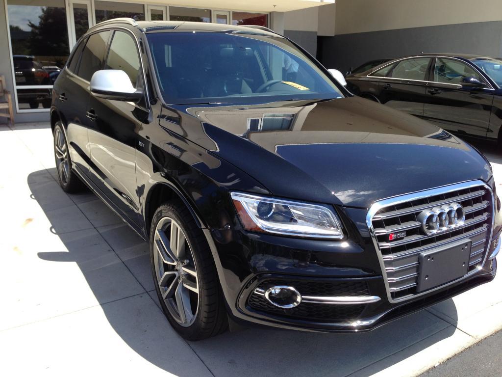 889729AUDISQ5784.jpg