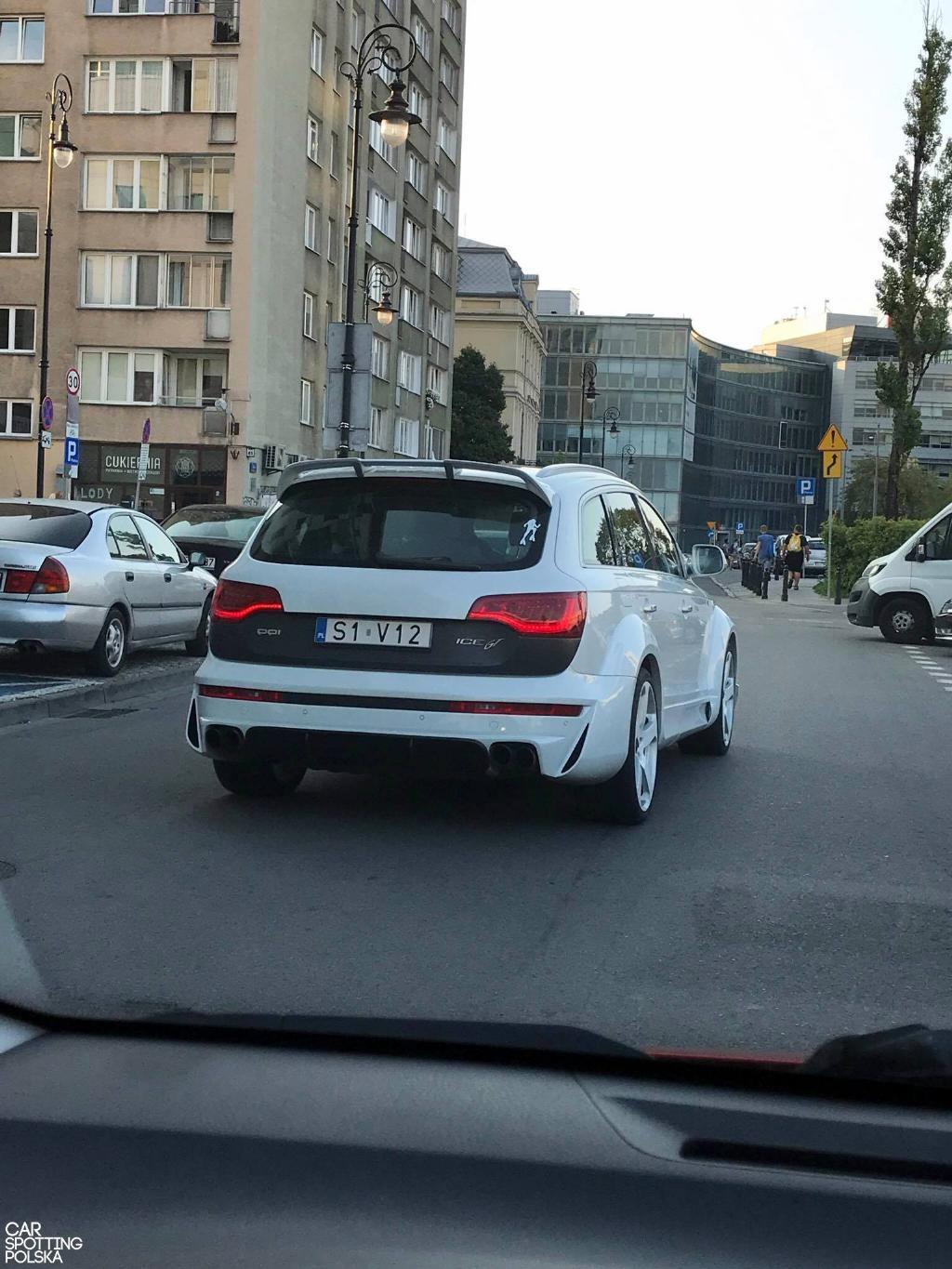 8909562226AUDIQ7V12.jpg