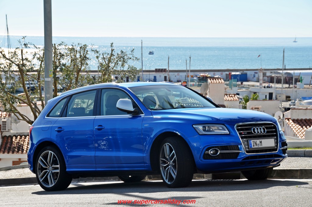 893660AUDISQ5930.jpg