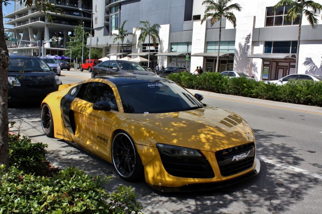 9010143858AUDIR8V10.jpg