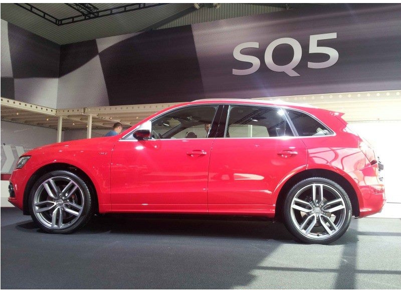 902438AUDISQ5057.jpg
