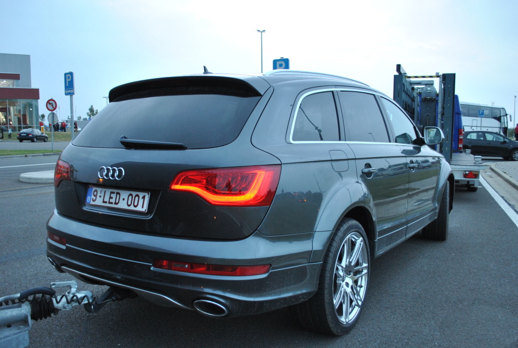 909555963Q7V12.jpg