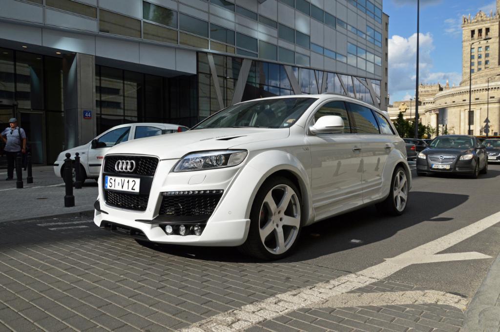 9125982197AUDIQ7V12.jpg