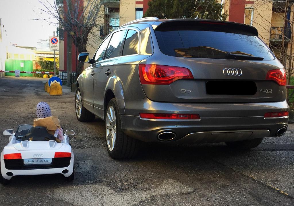 9156732189AUDIQ7V12.jpg