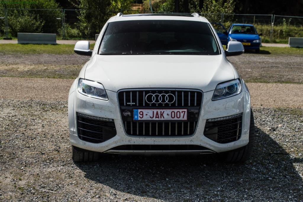9168752166AUDIQ7V12.jpg