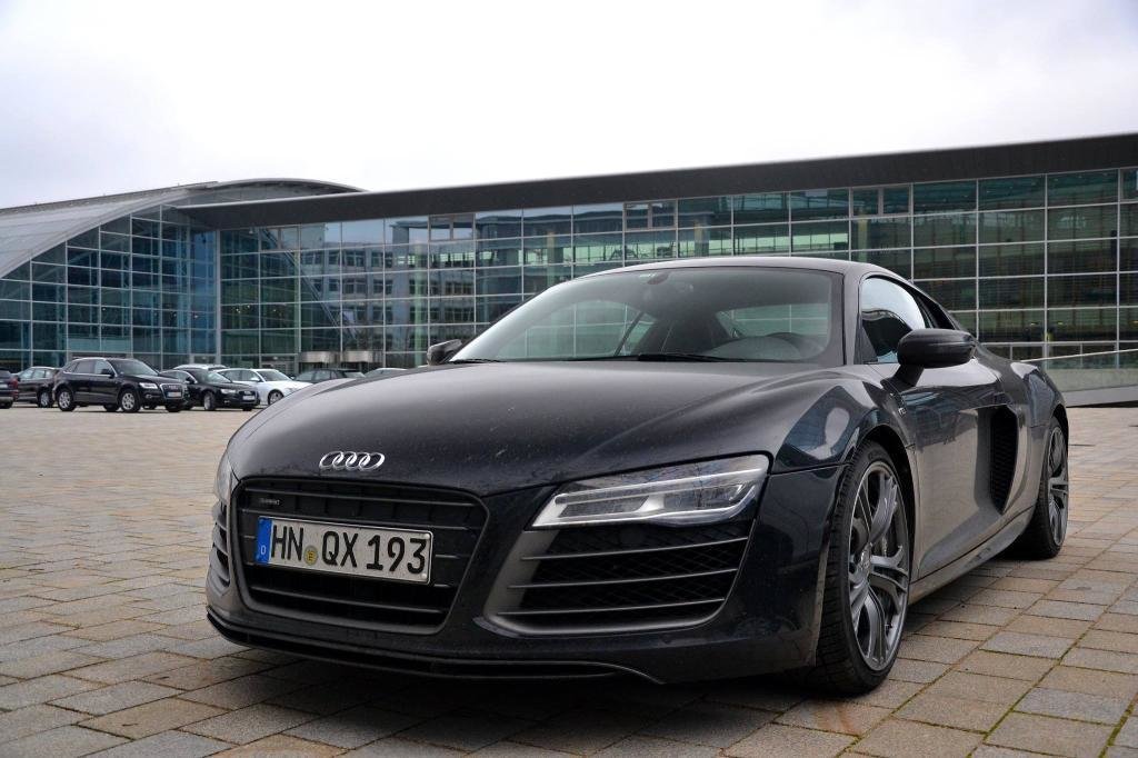 9216561831AUDIR8V10.jpg