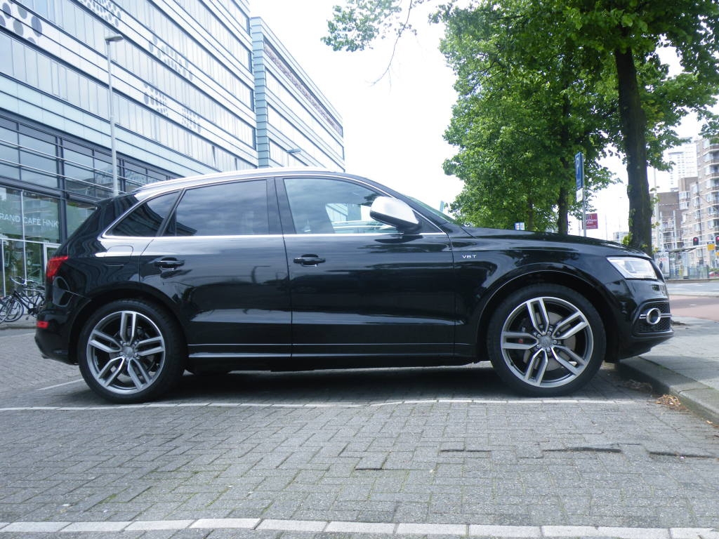 933744AUDISQ5596.jpg