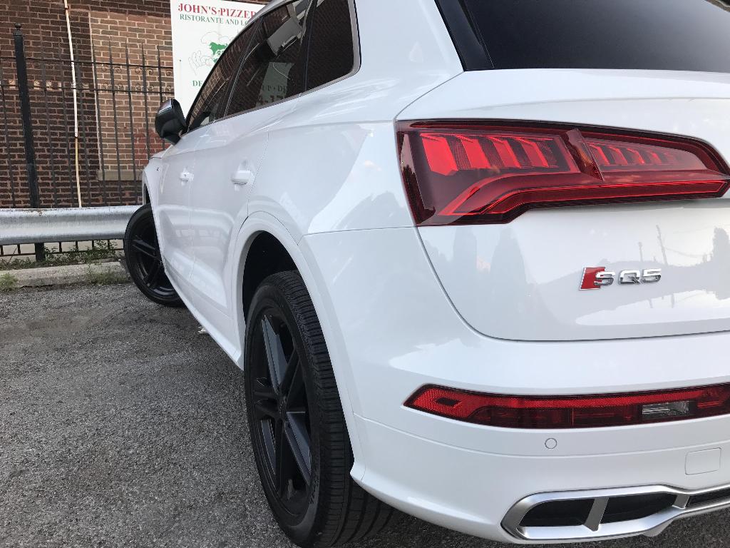 946805AUDISQ5B90210.jpg