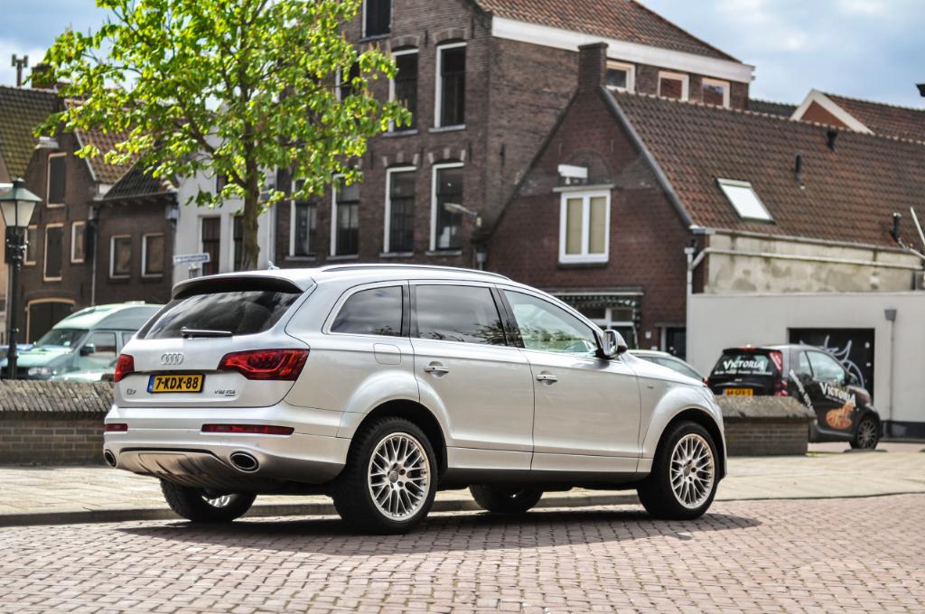 9497392156AUDIQ7V12.jpg