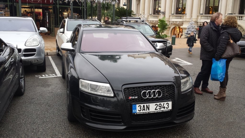 952696RS6990.jpg
